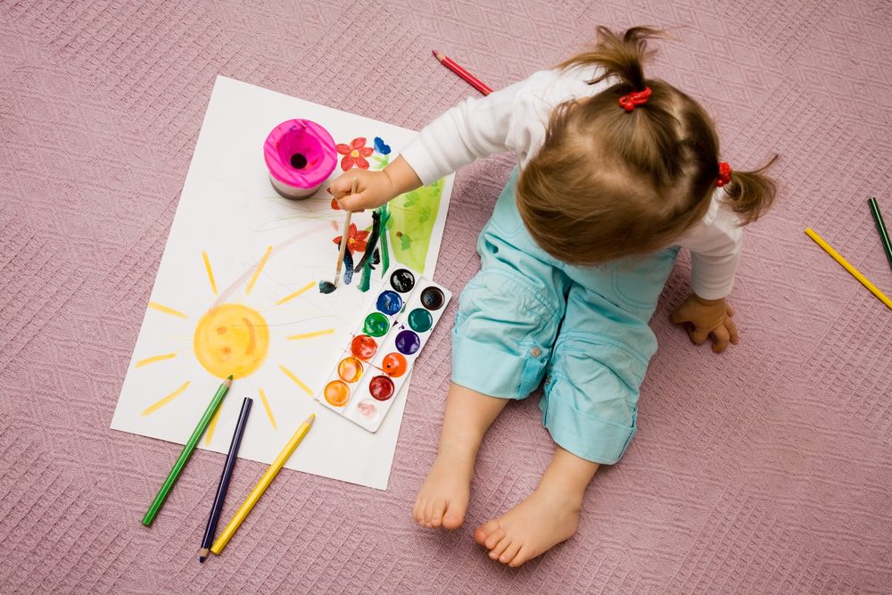 Niña iluminando