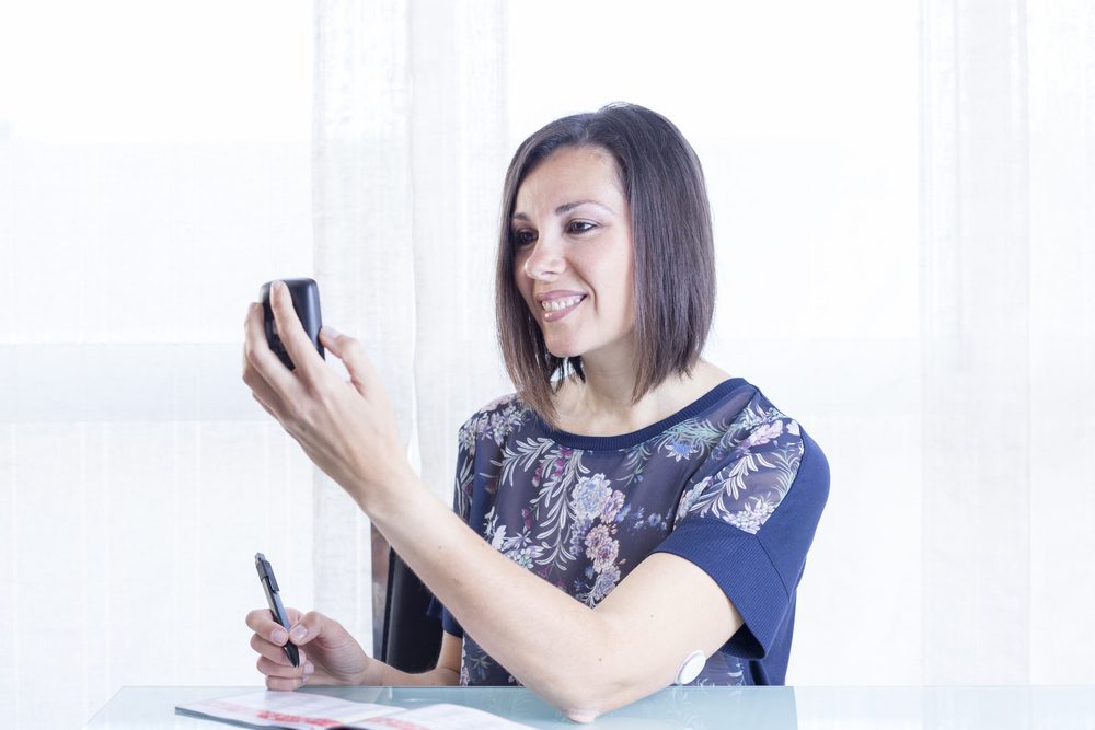 mujer viendo su lector