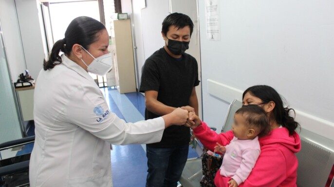 Ashley con su padre y madre saludando a médica