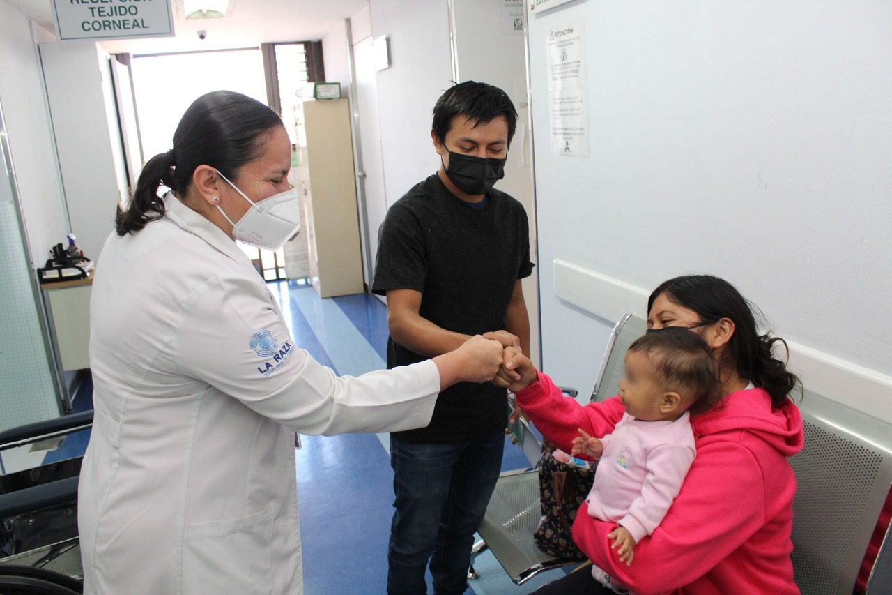 Ashley con su padre y madre saludando a médica