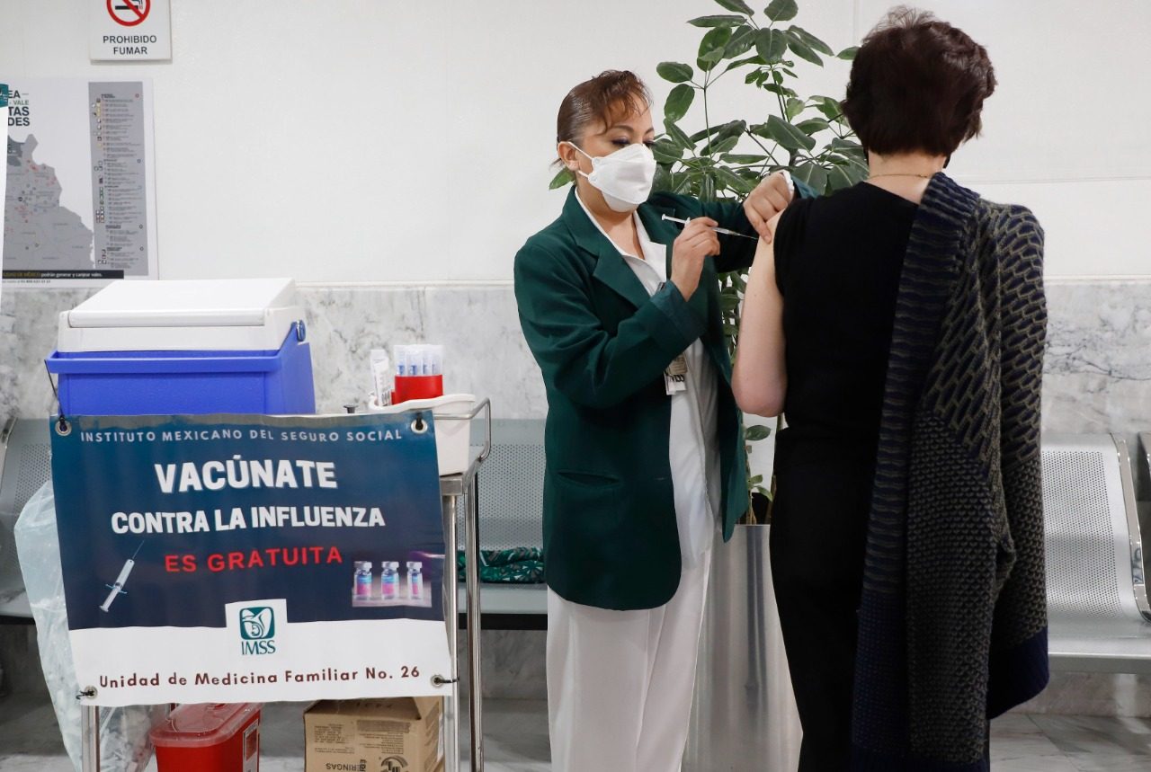 Enfermera del IMSS vacunando a persona