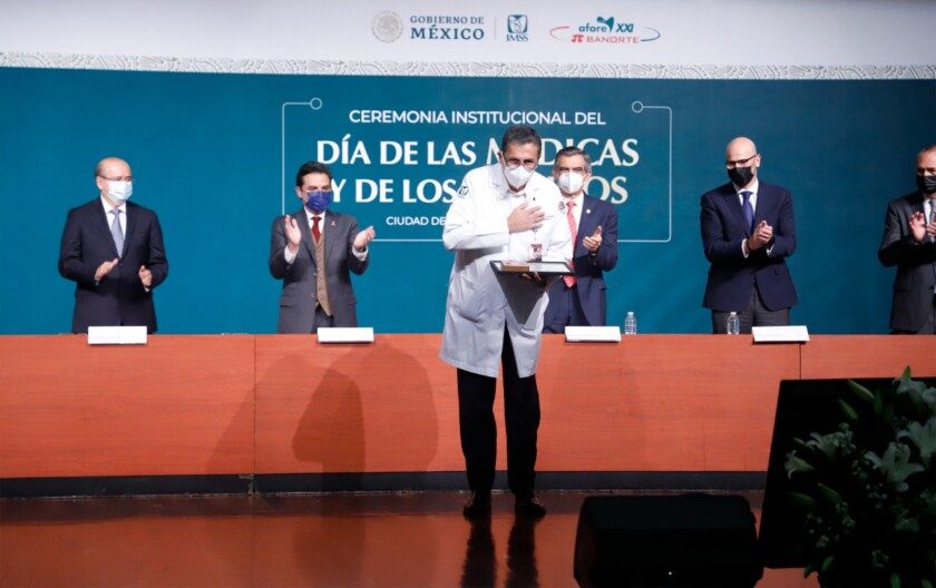 Dr. Rafael Medrano Guzmán en Ceremonia institucional del Día de las Médicas y los Médicos, recibió el Premio al Mérito Médico en la categoría “Educación en Salud”