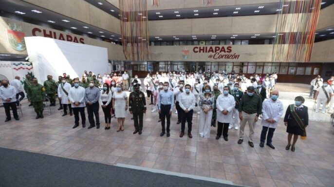 Galardonados y funcionarios en Chiapas en ceremonia de entregan Condecoración Miguel Hidalgo en Grado Banda