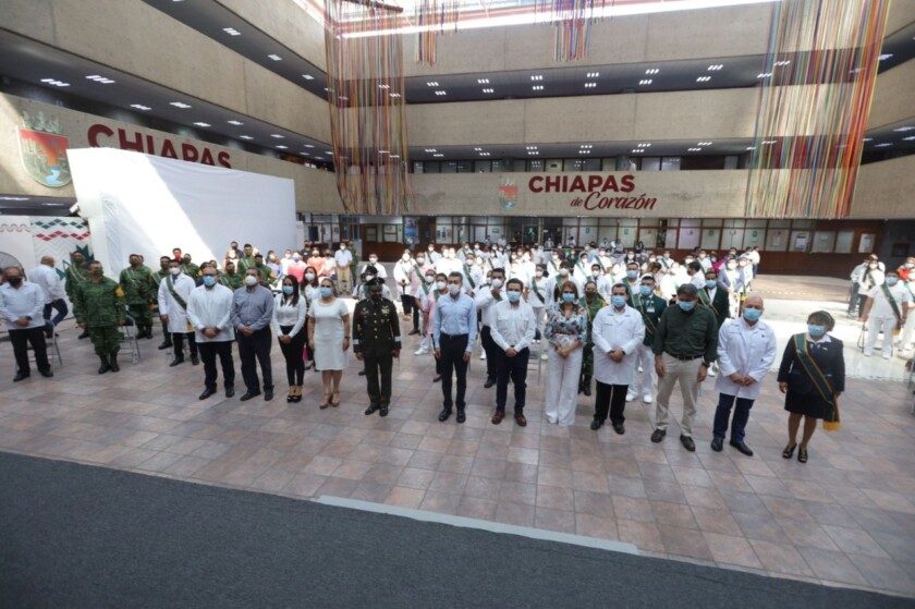 Galardonados y funcionarios en Chiapas en ceremonia de entregan Condecoración Miguel Hidalgo en Grado Banda
