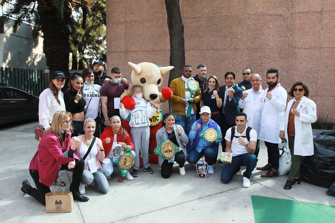 Boxeadores, autoridades del IMSS y personalidades del Consejo Mundial del Boxeo regalaron juguetes a menores atendidos en La Raza