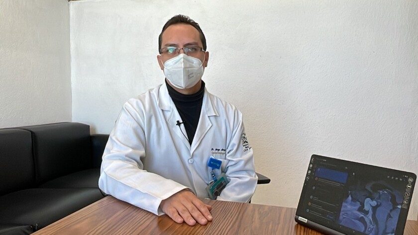 Medico mostrando la hipófisis en en una pantalla de computadora
