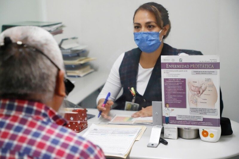 Especialista del IMSS informando a paciente con folleto de cáncer de próstata