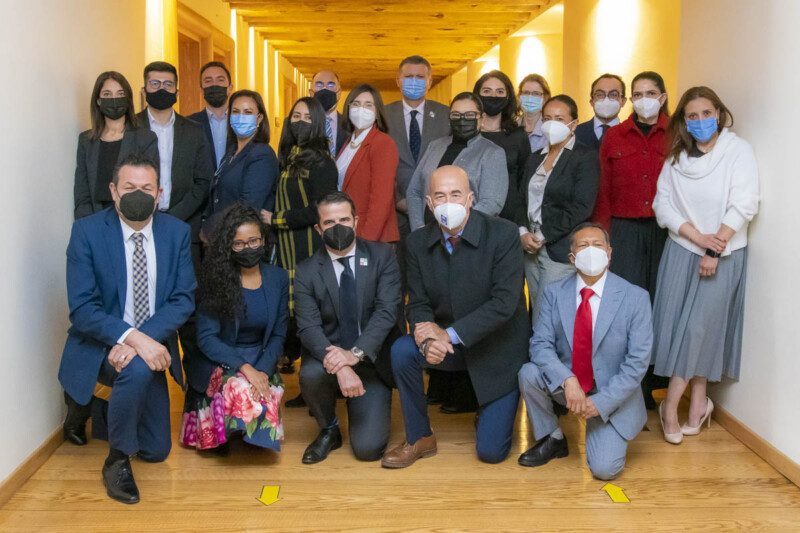 Participantes en la entrega de certificados de la primera edición del diplomado en Salud Pública, organizado por La SwissCham.