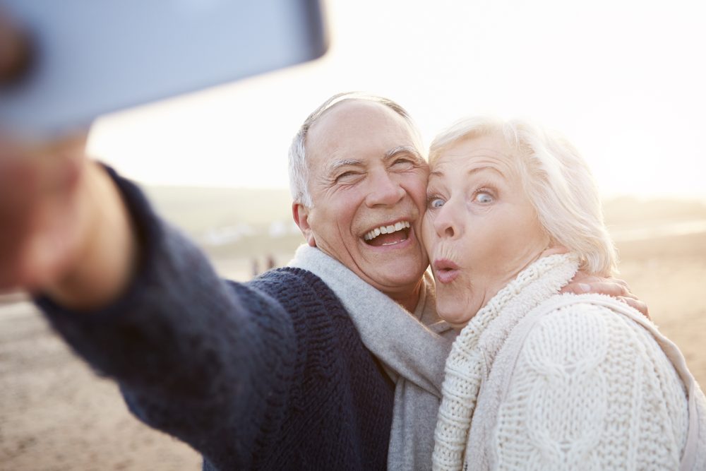 pareja adulta mayor tomando selfie