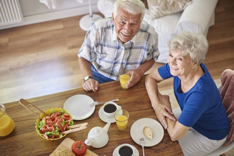 Pareja de adultos mayores desayinando