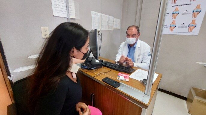 Médico con paciente consultando Incapacidad Temporal de Trabajo del IMSS