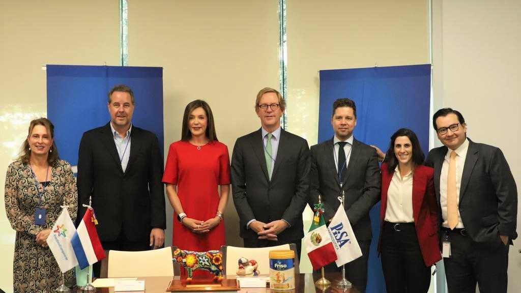 firma de la alianza estratégica comercial fue encabezada por la Lic. Stella Álvarez Vega, vicepresidenta de PiSA Farmacéutica; y el Sr. Berndt Kodden, presidente de Nutrición Especializada de FrieslandCampina