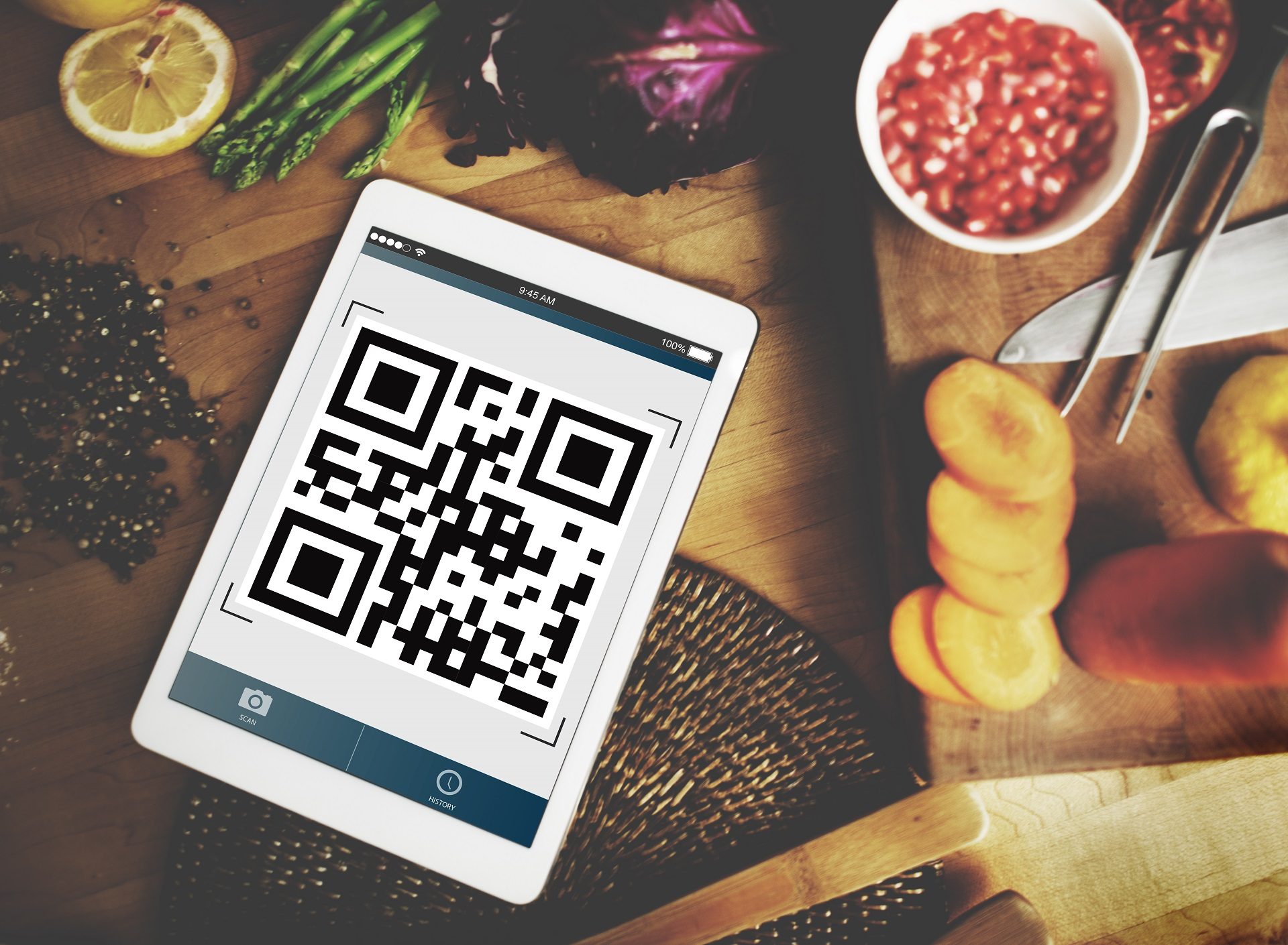 Dispositivo con código QR encima de comida