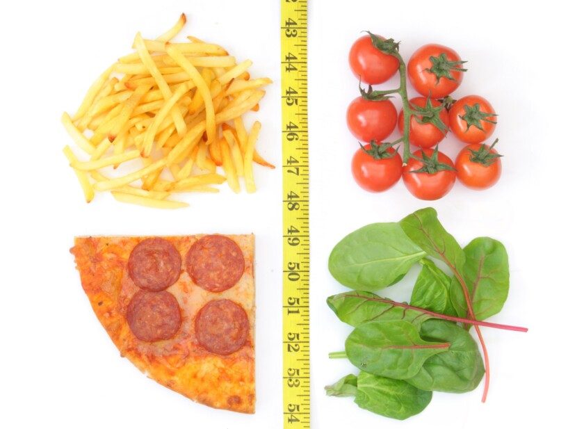 imagen de concepto elección saludable o poco saludable de un lado papas fritas y pizza en medico cinta de medir y del otro lado tomates y verduras