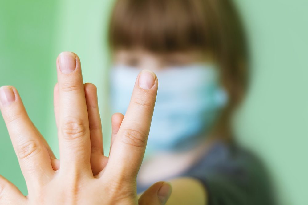 La madre sostiene la mano del niño. Una niña borrosa con una mano