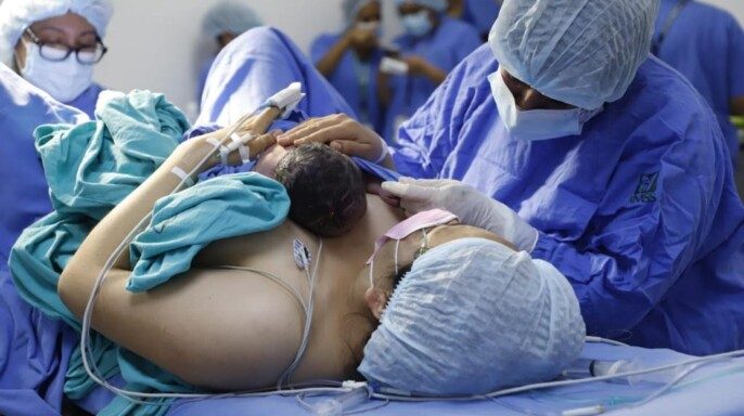 madre con su bebé después del parto