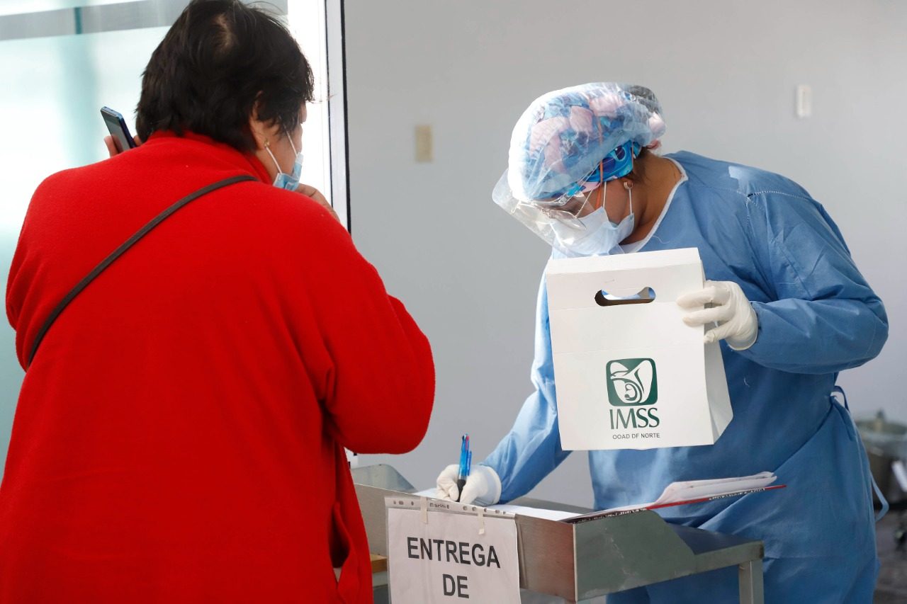 Entrega de un kit en un Módulos de Atención Respiratoria del Seguro Social (MARSS)