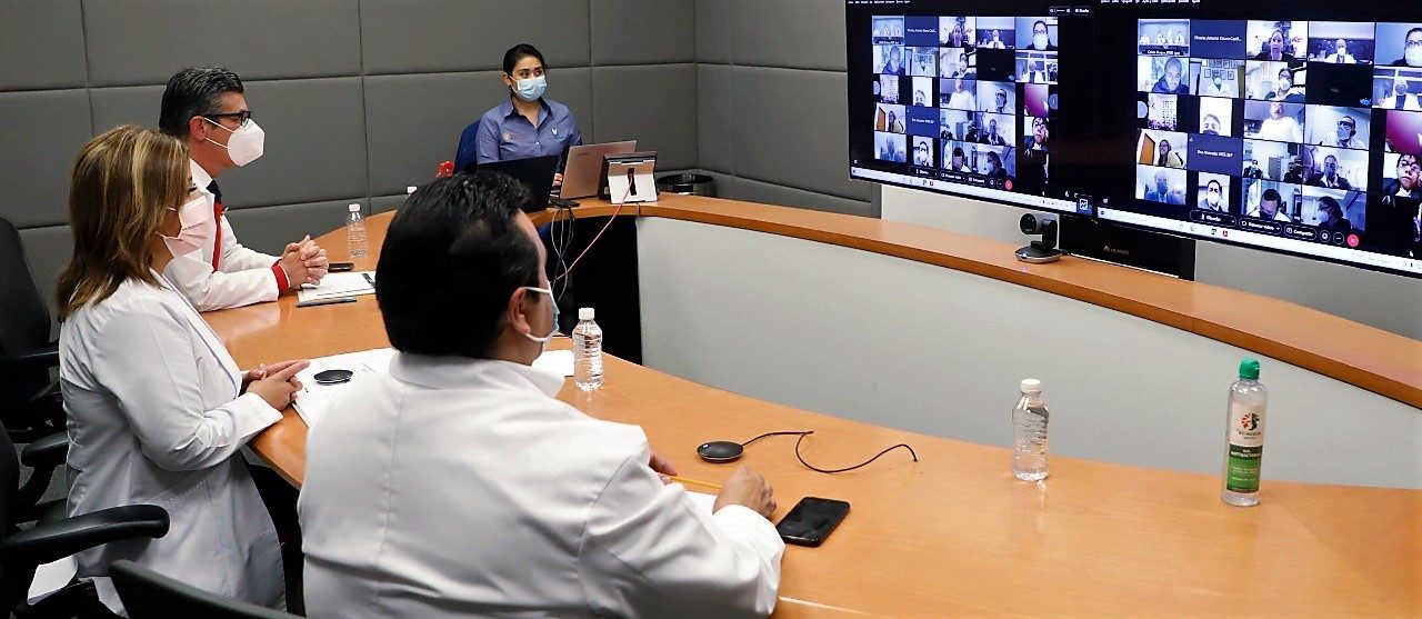 Funcionarios observando videconferencia septuagésima primera reunión entre autoridades del Seguro Social con las madres y los padres de menores con cáncer