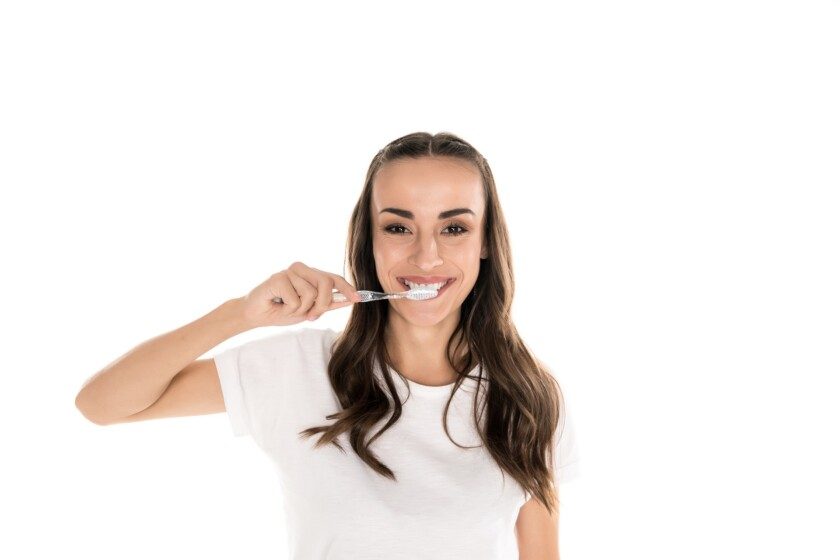 Mujer cepillarse los dientes
