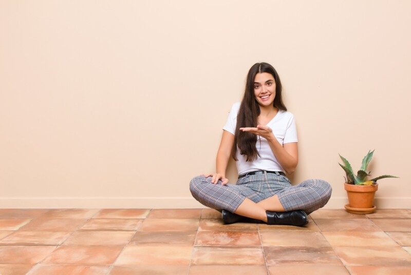 Joven bonita mujer sonriendo alegremente, sintiéndose feliz