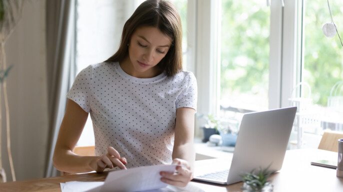 Mujer joven calcular gestionar las finanzas con la laptop