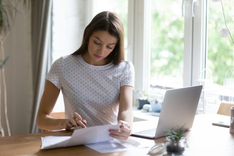 Mujer joven calcular gestionar las finanzas con la laptop