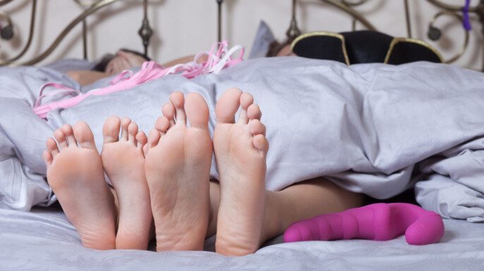 Sexy pareja acostada en la cama