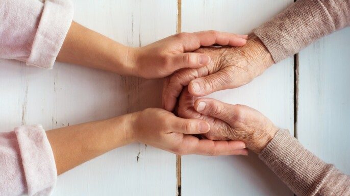 Abuela y nieta sosteniendo las manos