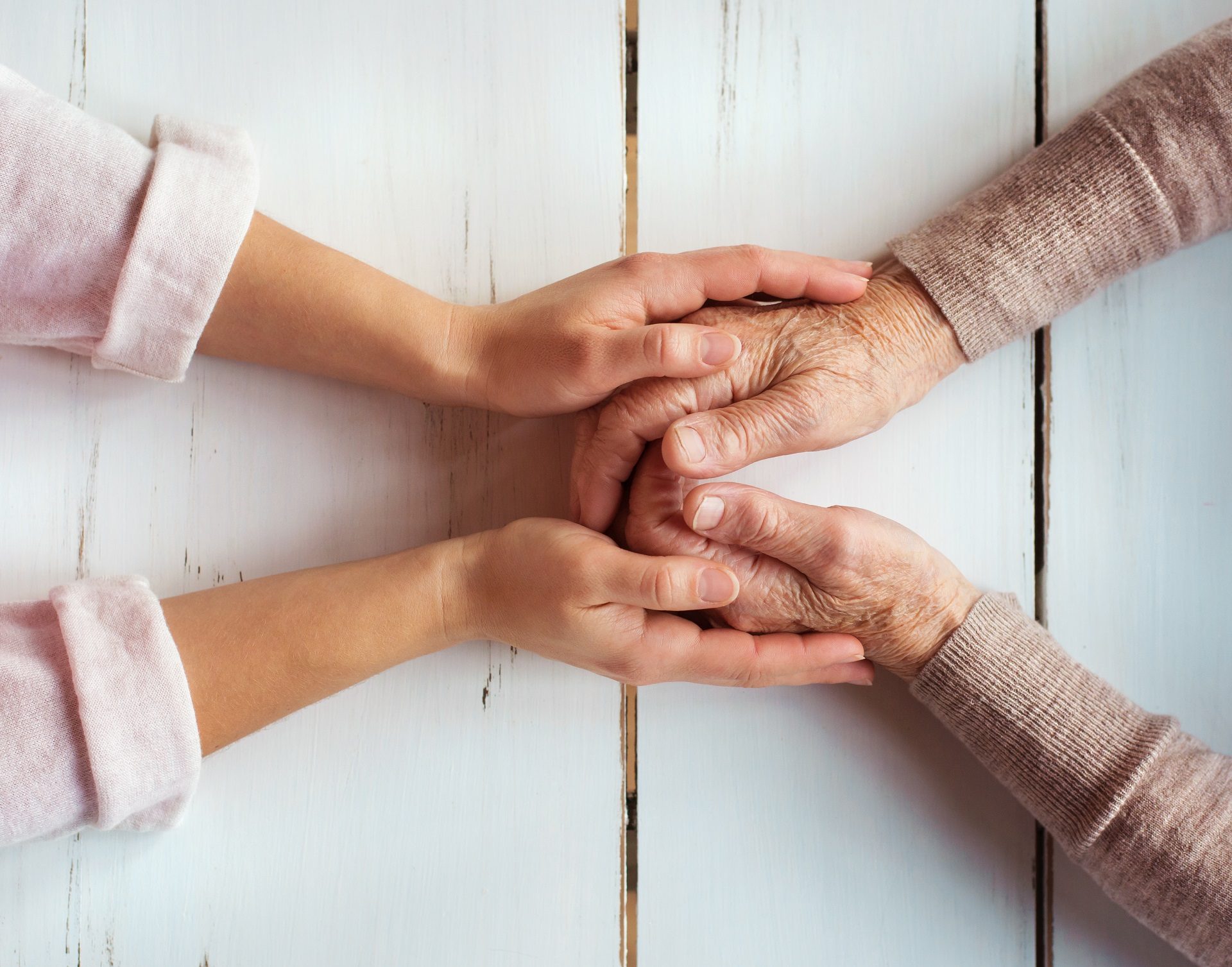 Abuela y nieta sosteniendo las manos