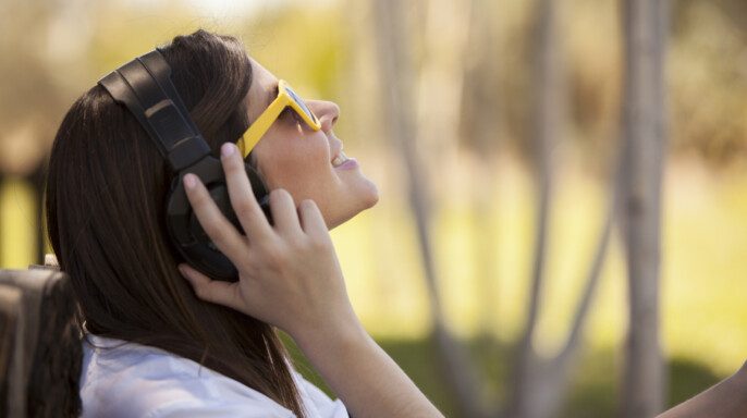 Chica en gafas de sol escuchando música