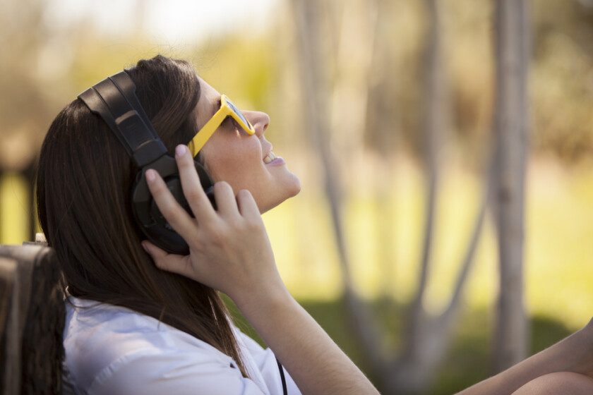 Chica en gafas de sol escuchando música