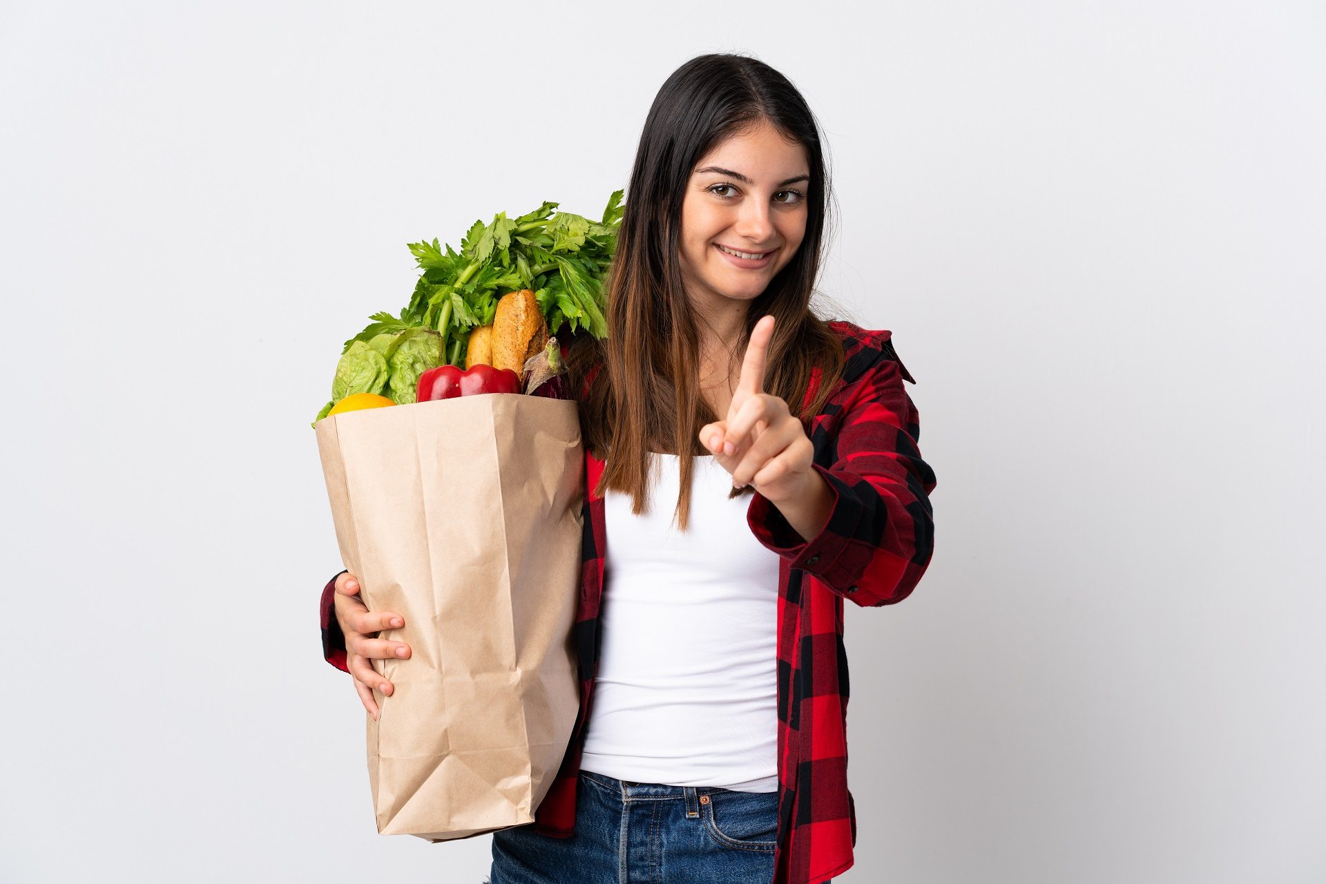 mujer Joven con verduras aisladas sobre fondo blanco