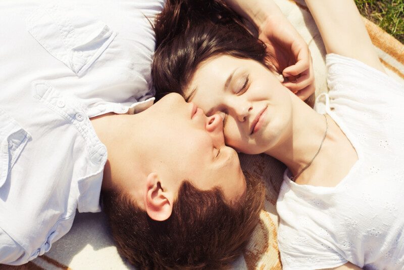 Pareja en una cita caminando por el parque