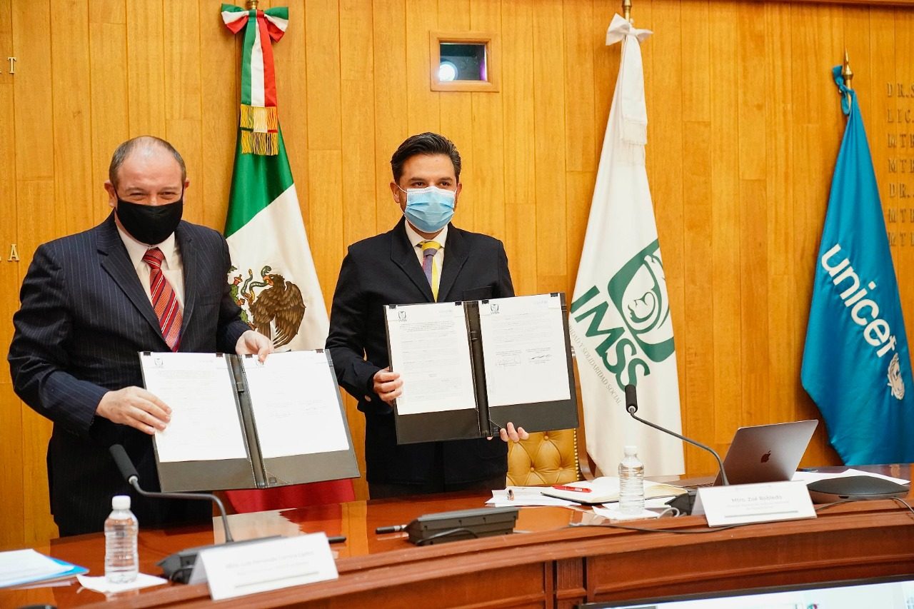 representante de la UNICEF en México, Luis Fernando Carrera Castro y director general del IMSS, Maestro Zoé Robledo