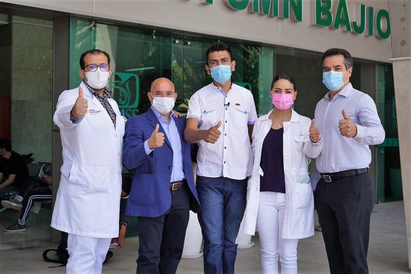 Médicos especialistas del IMSS Guanajuato con paciente