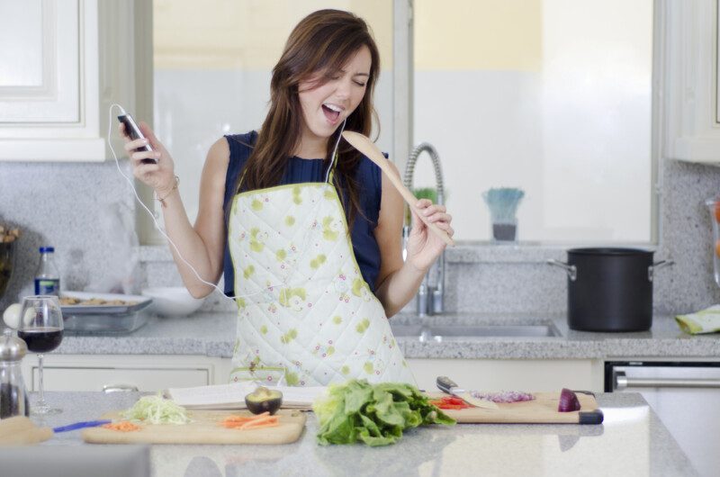 Mujer cantando en la cocina