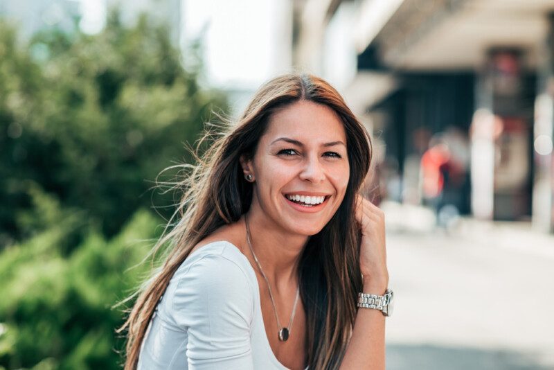 Retrato de una joven sonriente al aire libre