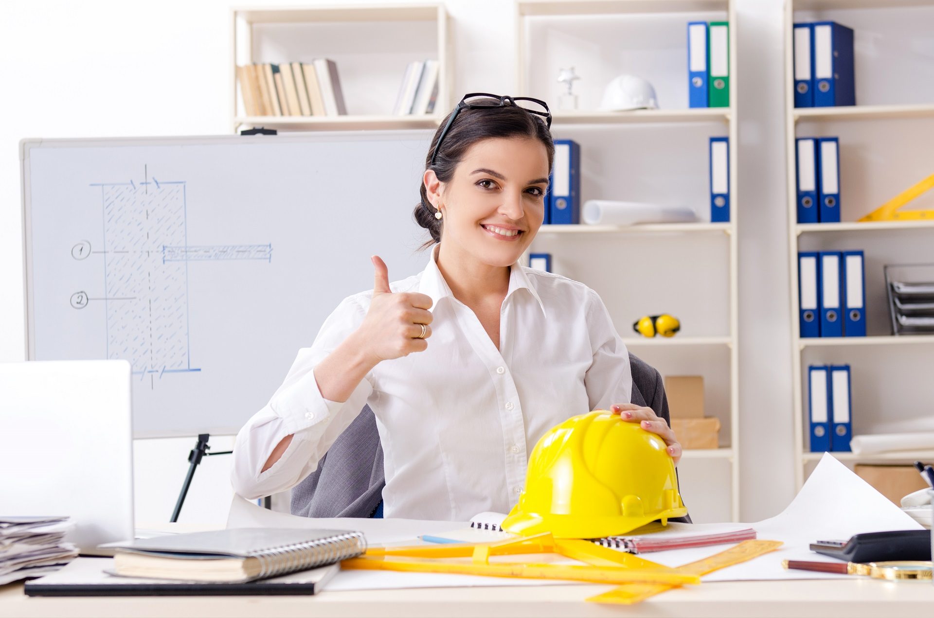 Mujer arquitecta trabajando en oficina con planeación