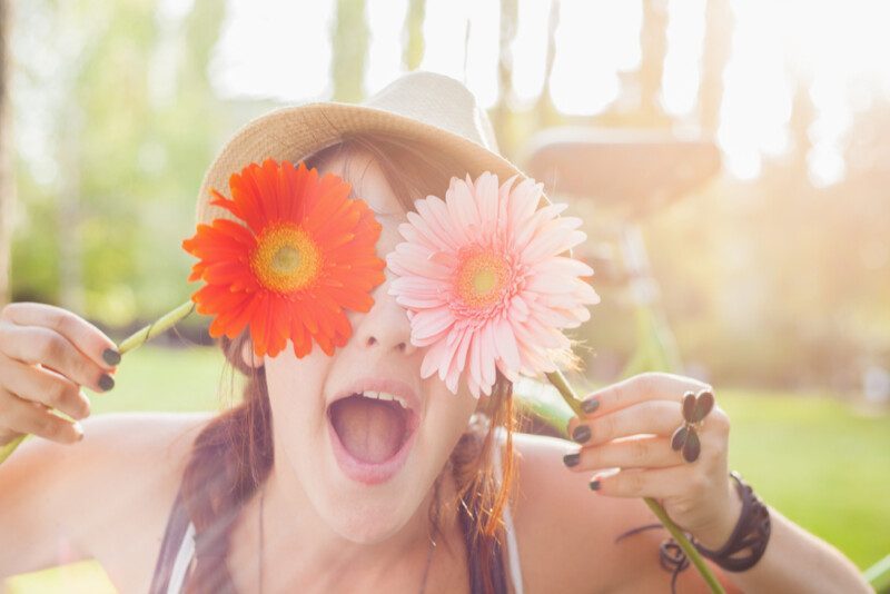 Mujer joven con flores