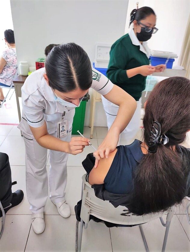 Enfermera aplicando vacuna