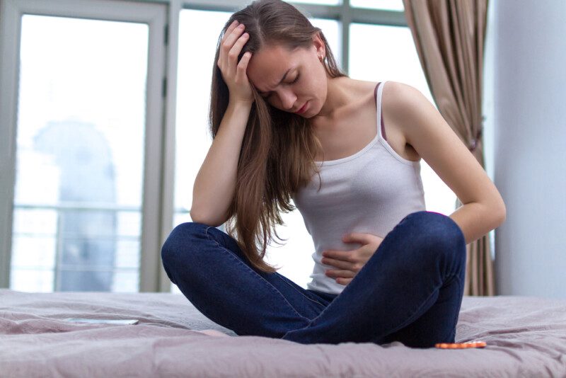 chica con problemas gastrointestinales