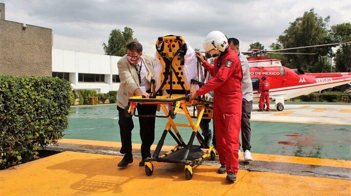Equipo de especialistas transportan órganos al fondo un helicóptero