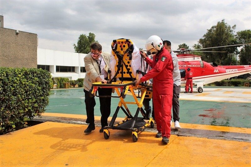 Equipo de especialistas transportan órganos al fondo un helicóptero