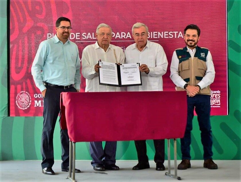 Funcionarios del gobierno federal, a través del Instituto Mexicano del Seguro Social (IMSS), y el gobierno de Sinaloa, muestran el acuerdo para implementar el Plan de Salud para el Bienestar