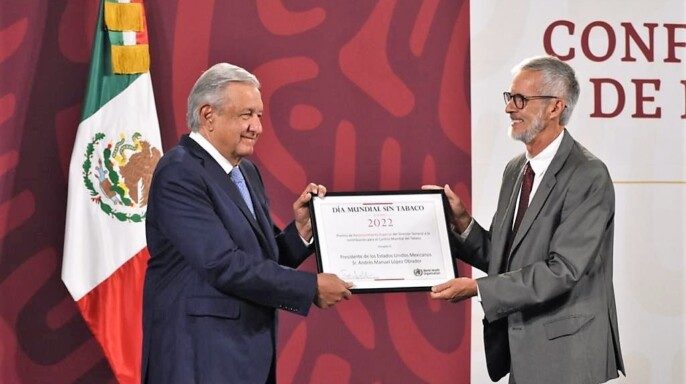 El presidente Andrés Manuel López Obrador recibió el Premio Especial que otorga el director general de la Organización Mundial de la Salud (OMS), Tedros Adhanom Ghebreyesus, en el Día Mundial Sin Tabaco