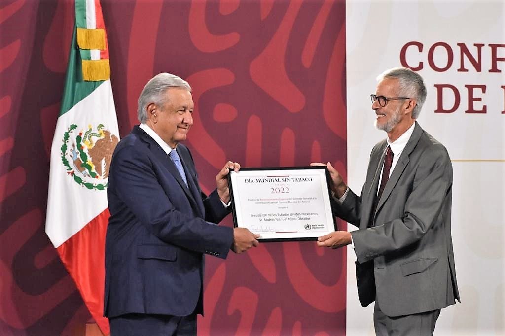 El presidente Andrés Manuel López Obrador recibió el Premio Especial que otorga el director general de la Organización Mundial de la Salud (OMS), Tedros Adhanom Ghebreyesus, en el Día Mundial Sin Tabaco