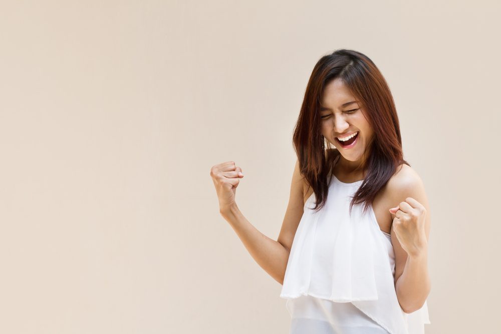 mujer positiva y sonriente