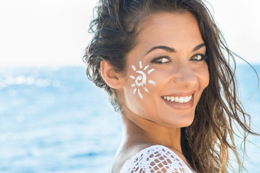 Fotos de Mujer con protector solar en la cara
