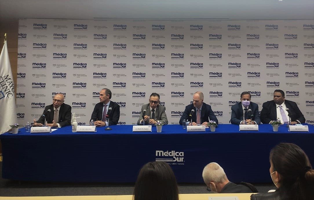 firma de convenio de colaboración entre Médica Sur y Mayo Clinic, presidida por el Dr. G. Anton Decker, presidente de Mayo Clinic International, y el Dr. Misael Uribe Esquivel, presidente del directorio de Médica Sur.