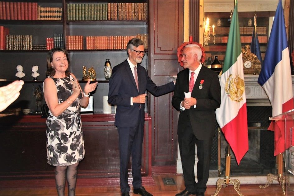 Titular del Instituto Nacional de Geriatría recibe Legión de Honor francesa